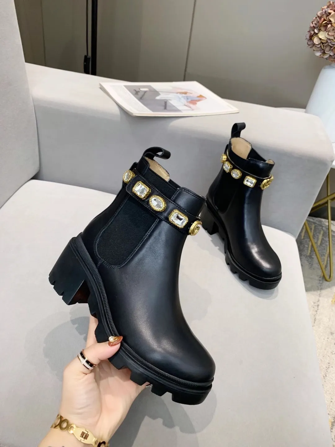 👟👟Ex-factory price 520👟👟 Cowhide new version of Gucci GUCCI hot sale✅ 6-inch ankle boots 🎉Separate edge bead layout and cowhide layout Very easy to match 👍Elastic trim on both sides makes it easy to put on and take off. It has removable brilliant crystal diamonds💎. The engraved trim wraps the crystal, which is particularly retro British style. The front is decorated with LOGO double G accessories. ✅ Heel height: 6cm Fabric: Imported cowhide 🐂 Inner lining/foot pads: upgraded cowhide 🐂 Color: black Code number: 34-40. 34 and 41 42 need to be customized Packaging: Comes with card and cloth bag.